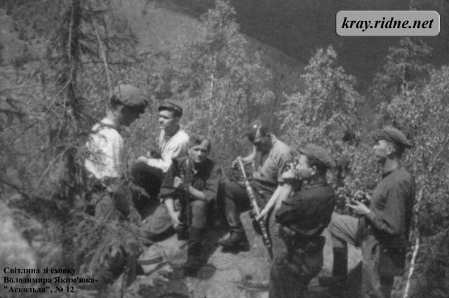 12. Василь Кузів-“Базь”, Назарій Данилюк-“Перебийніс”, Петро Мельник-“Хмара” Іван Кулик-“Сірий”, невідомі 12. Василь Кузів-“Базь”, Назарій Данилюк-“Перебийніс”, Петро Мельник-“Хмара” Іван Кулик-“Сірий”, невідомі
