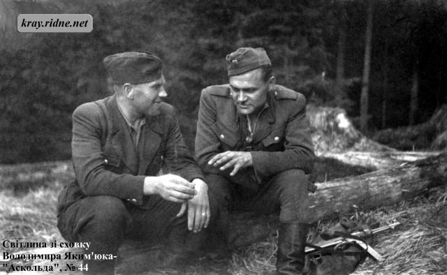 44. Командир ТВ-21 Петро Мельник-“Хмара” і Назарій Данилюк-“Перебийніс”. 44. Командир ТВ-21 Петро Мельник-“Хмара” і Назарій Данилюк-“Перебийніс”.