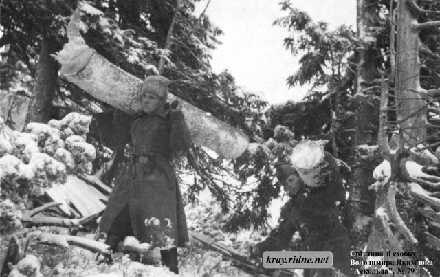 79. Василь Білінчук-“Сибіряк” та невідомий несуть колоди (на дрова чи для укріплення криївки?). 79. Василь Білінчук-“Сибіряк” та невідомий несуть колоди (на дрова чи для укріплення криївки?).
